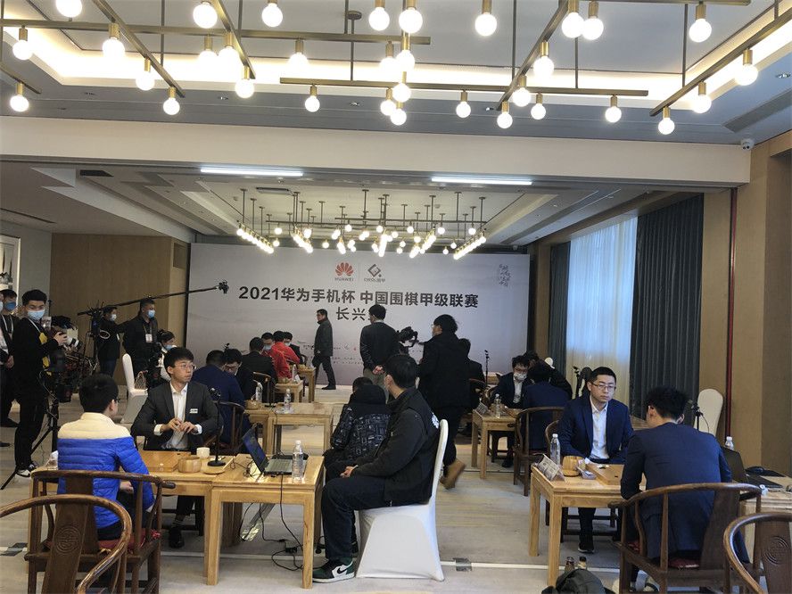 第44分钟，黄喜灿直面门将的机会，半单刀的机会打高了！